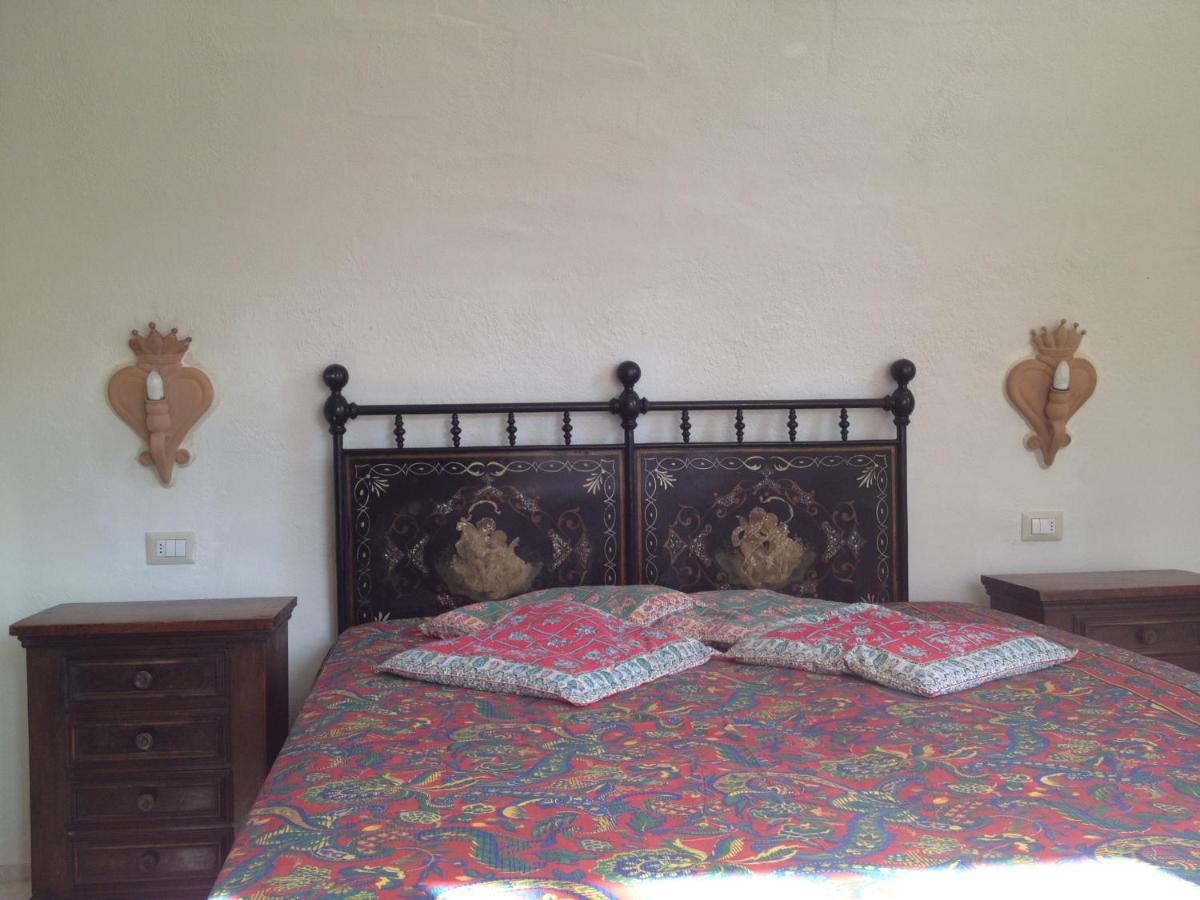 Antica Dimora La Corona San Pantaleo Buitenkant foto