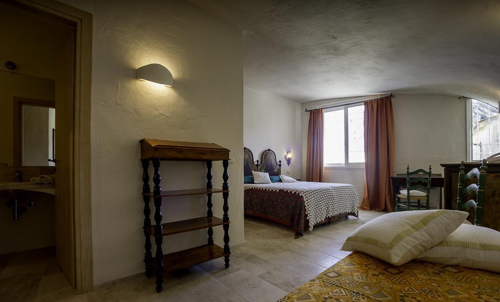 Antica Dimora La Corona San Pantaleo Kamer foto